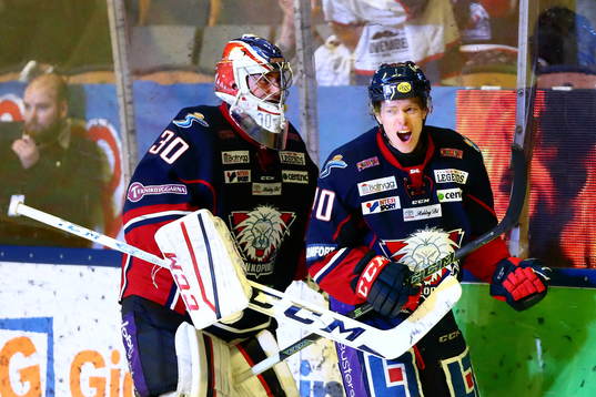 Linköpings Ken Andre Olimb jublar med målvakt Jacob