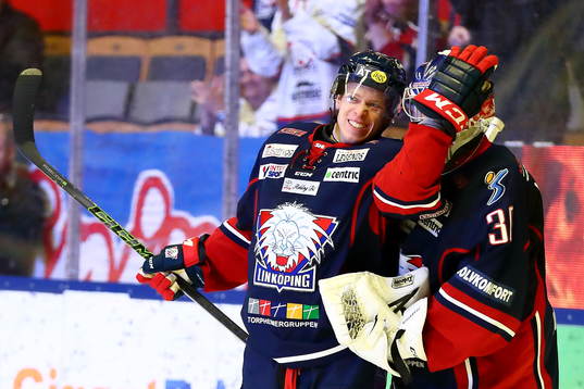 Linköpings Ken Andre Olimb jublar med målvakt Jacob