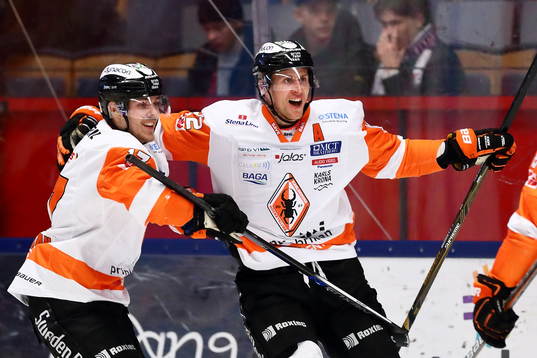 Karlskronas Alexander Bergström jublar