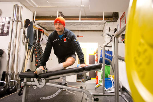 Örebros Johan Wiklander värmer upp på gymet