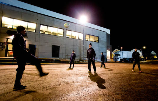 Leksandspelarna värmer upp med fotboll utanför Behrn Arena