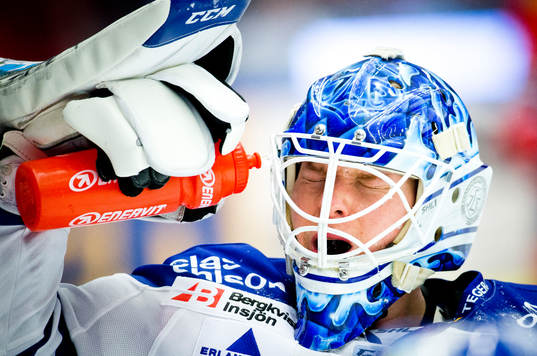 Leksands målvakt Atte Engren sprutar vatten i ansiktet