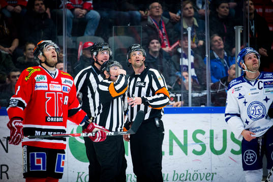 Domarna tittar på reprisen av 2-2 målet som blev bortdömt