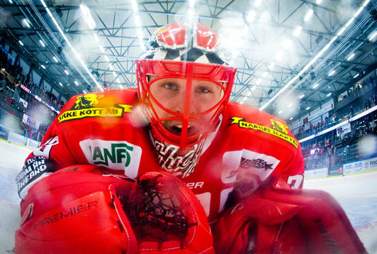 Örebros målvakt Julius Hudacek jublar