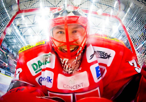 Örebros målvakt Julius Hudacek jublar
