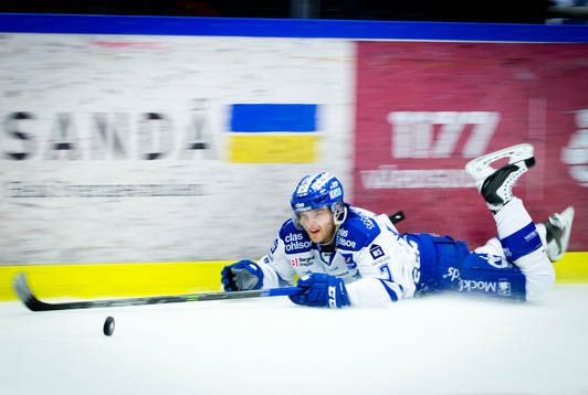 Panorering på Leksands Johan Olofsson som faller