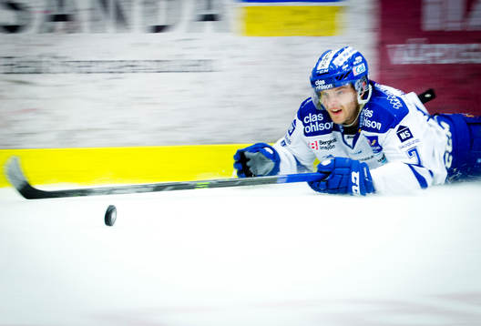 Panorering på Leksands Johan Olofsson som faller