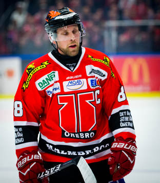 Örebros lagkapten Viktor Ekbom åker skadad av isen och