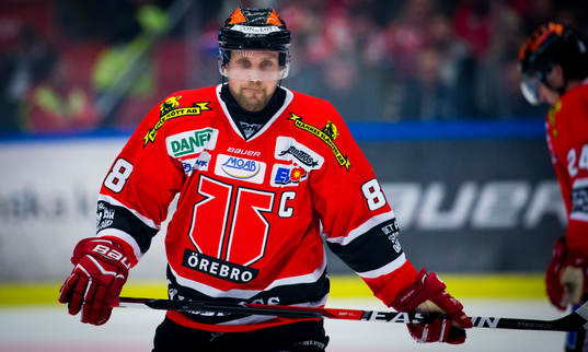 Örebros lagkapten Viktor Ekbom åker skadad av isen och
