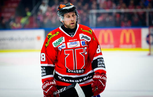 Örebros lagkapten Viktor Ekbom åker skadad av isen och