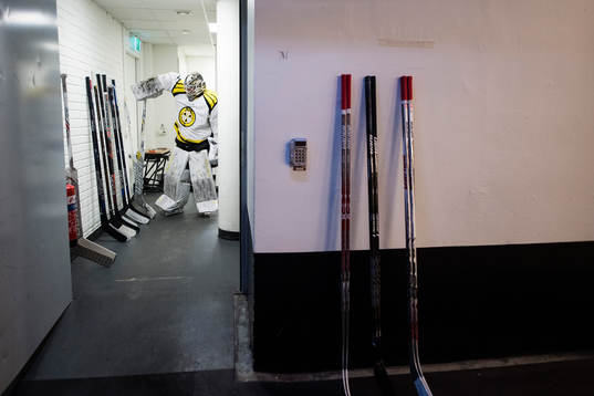 Brynäs målvakt David Rautio tar sin klubba