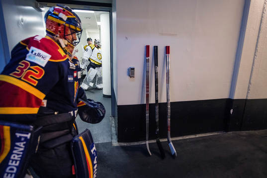 Djurgårdens målvakt Mikael Tellqvist passerar Brynäs