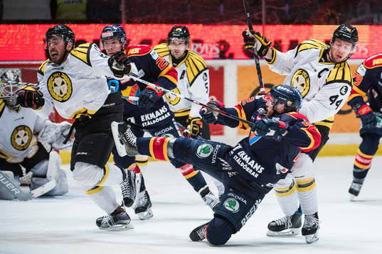 Djurgårdens Mikael Ahlén trasslar in sig i Brynäs Marc