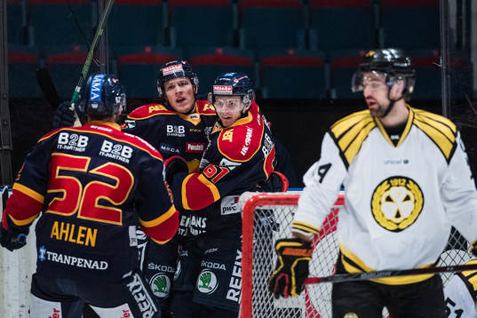 Djurgårdens Patrik Lundh gör 2-0 och jublar med Markus