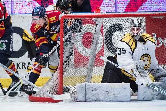Djurgårdens Jonathan Davidsson och Brynäs målvakt David