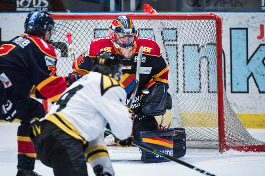 Djurgårdens målvakt Mikael Tellqvist med en räddning