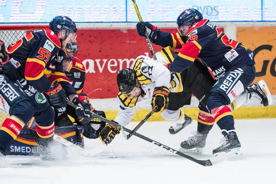 Brynäs Kevin Clark i en duell mot Djurgårdens Alexander