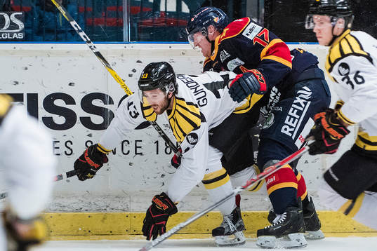 Djurgårdens Henrik Eriksson med en tackling på Brynäs