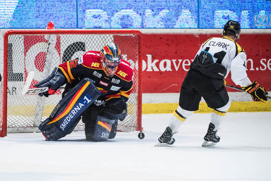 Djurgårdens målvakt Mikael Tellqvist räddar en straff