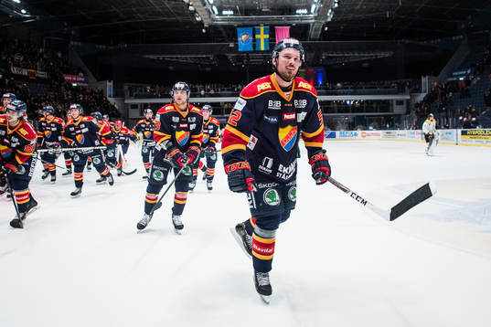 Djurgårdens spelare med Mikael Ahlén längst fram jublar