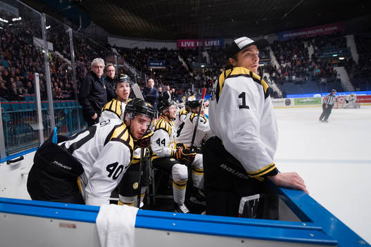 Brynäs Jesper Jensen och målvakt Felix Sandström följer