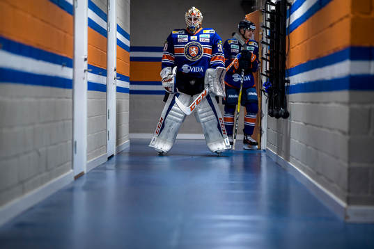 Växjös målvakt Joacim Eriksson före ishockeymatchen i