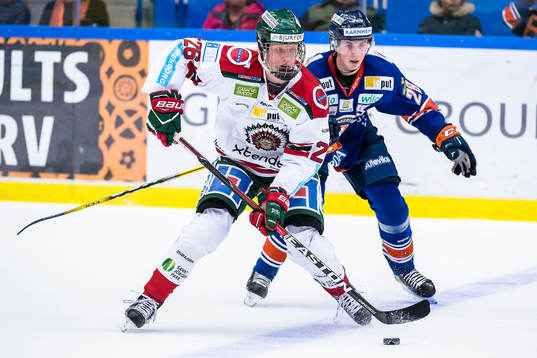 Frölundas Rasmus Dahlin jagas av Växjös Nils Carnbäck