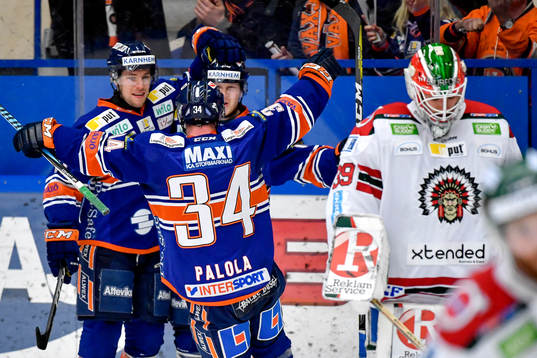 Växjös Tuomas Kiiskinen  jublar med lagkamrater