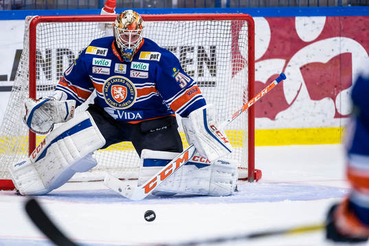 Växjös målvakt Joacim Eriksson fokuserar på pucken
