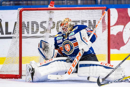 Växjös målvakt Joacim Eriksson stoppar en puck