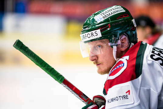 Frölundas Simon Hjalmarsson hänger på sargen