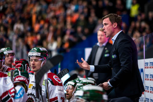 Frölundas tränare Roger Rönnberg skriker