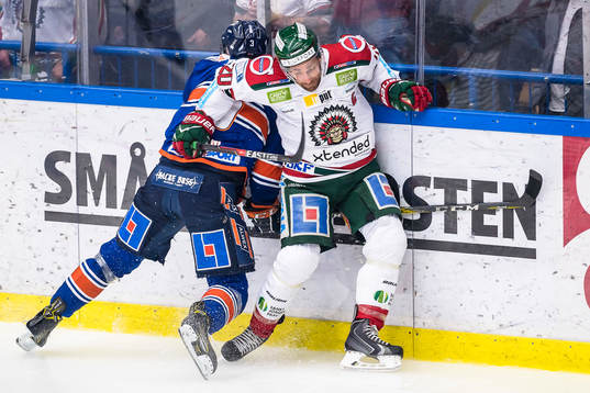 Frölundas Joel Lundqvist tacklas av Växjös Oliver Bohm