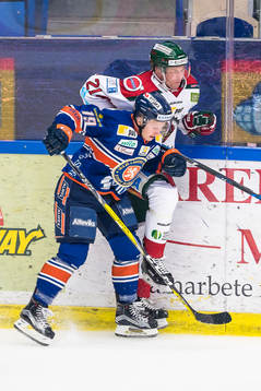 Växjös Tuomas Kiiskinen tacklar Frölundas Christoffer Ehn