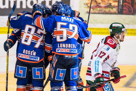 Växjös spelare jublar och Frölundas Sebastian Stålberg