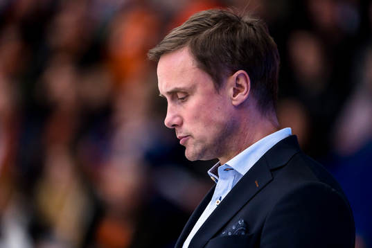 Frölundas tränare Roger Rönnberg hänger med huvudet