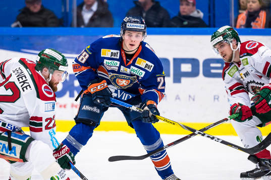 Växjös Nils Carnbäck mellan Frölundas Robin Figren och