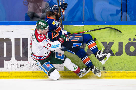 Frölundas Carl Grundström faller