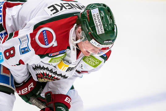 Frölundas John Nyberg grinar illa