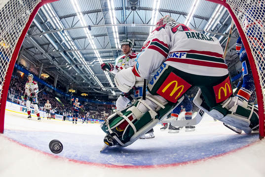 Frölundas Mattias Nörstebö tittar på pucken och deppar