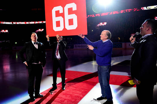 Malmö Redhawks Mats Lusth får sin tröja hissad innan