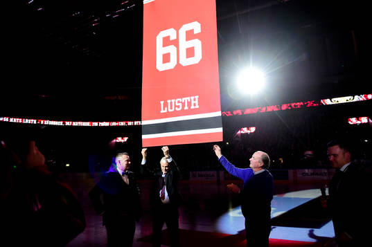 Malmö Redhawks Mats Lusth får sin tröja hissad innan
