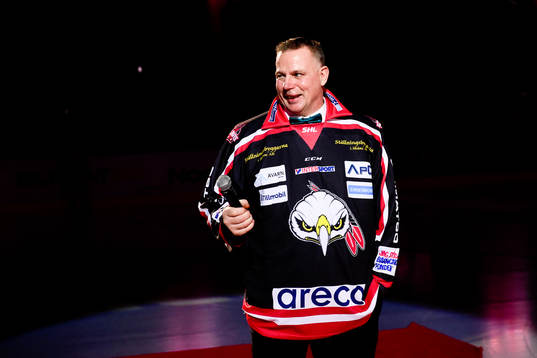 Malmö Redhawks Mats Lusth får sin tröja hissad innan