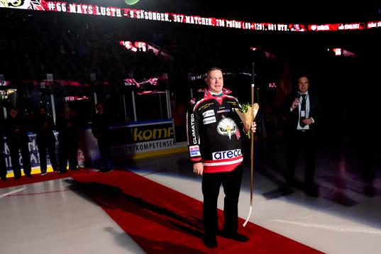Malmö Redhawks Mats Lusth får sin tröja hissad innan
