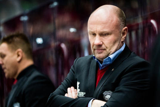 Malmö Redhawks tränare Peter Andersson deppar