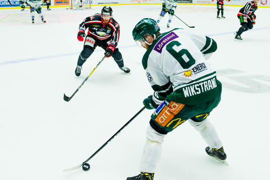 Malmö Redhawks Andreas Thuresson bevakar Färjestads