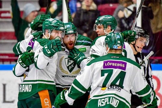 Färjestads Jonas Holös jublar med lagkamrater
