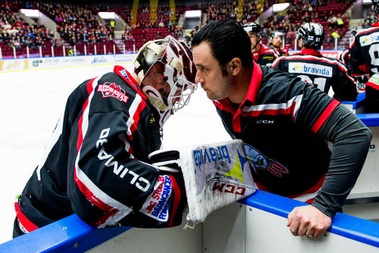 Malmö Redhawks målvakt Oscar Alsenfelt i samtal med