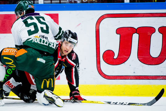 Malmö Redhawks Ilari Filppula trycks till av Färjestads