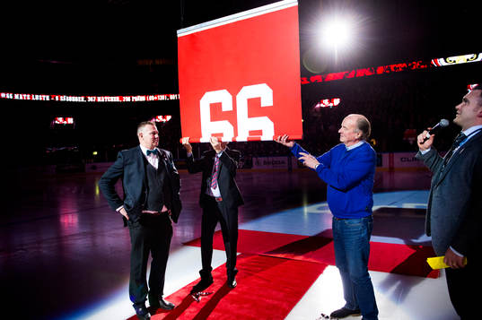 Mats Lusth tröja hissas av Conny Evensson och Timo